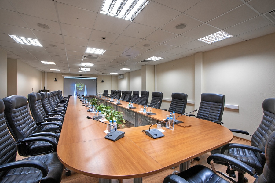 Оснащение залов для проведения совещаний: особенности подбора оборудования в Курске | SkyDynamics